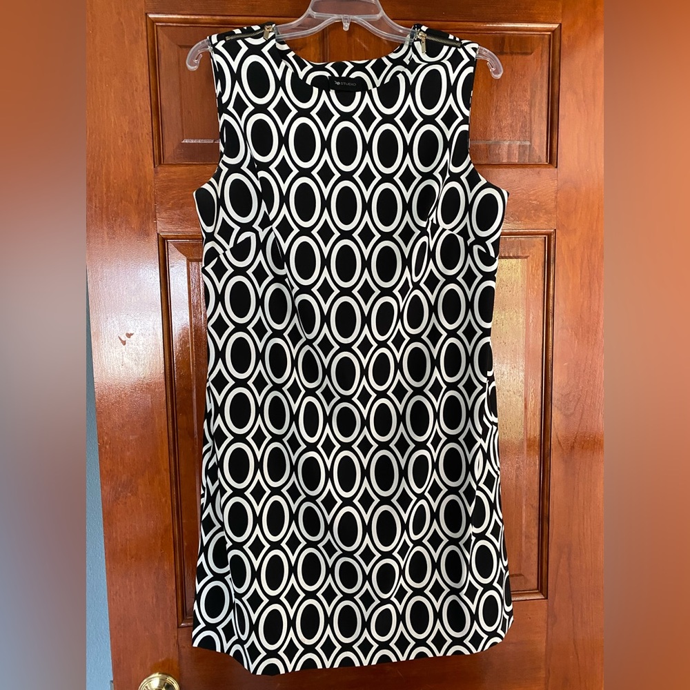 Size 12 ABstudio black and white shift dress